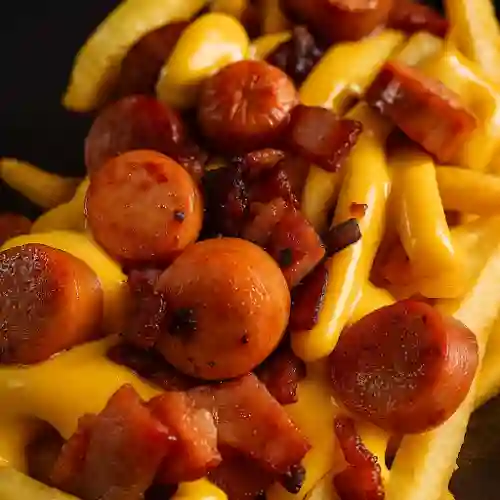 Salchipapa Chedar y Tocineta