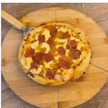 Pizza Mediana Hawaiana (Seis Porciones)