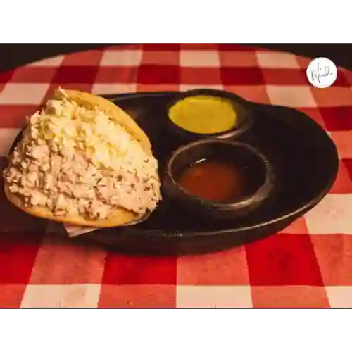 Arepa con Ensalada de Atún y Queso