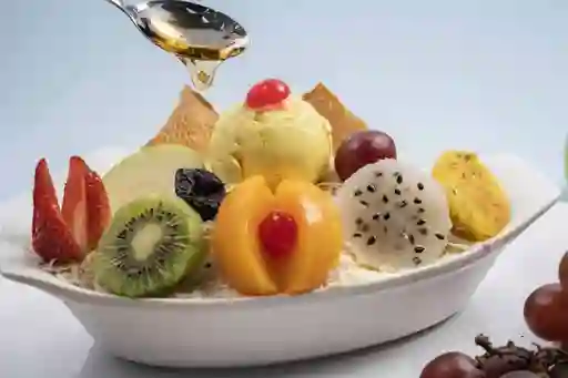Helado Frito con Ensalada de Frutas y Crema Vegetariana