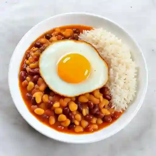Calentado de frijol con huevo al gusto