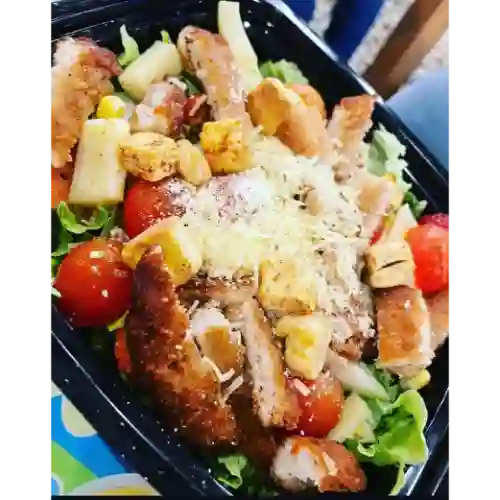 Ensalada Cesar con Pollo Apanado