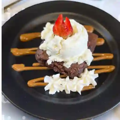 Brownie caliente con helado