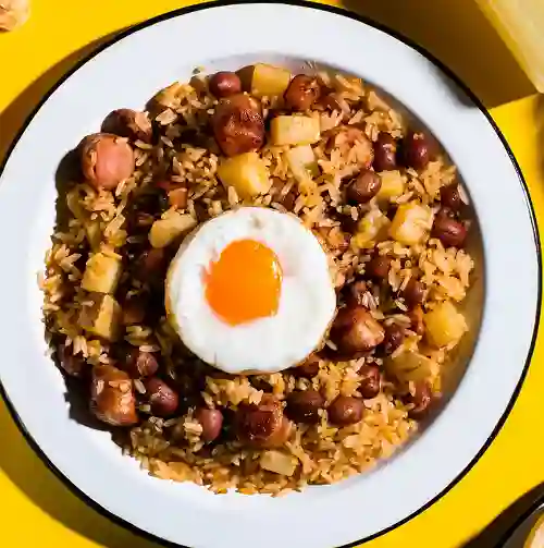 Calentado de Frijoles y Huevos Al Gusto