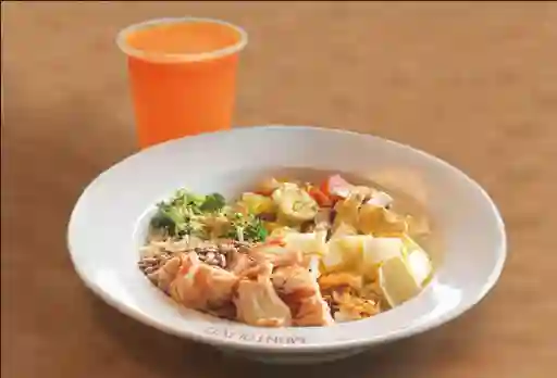 Arma Tu Ensalada de Pollo + Jugo de Mandarina