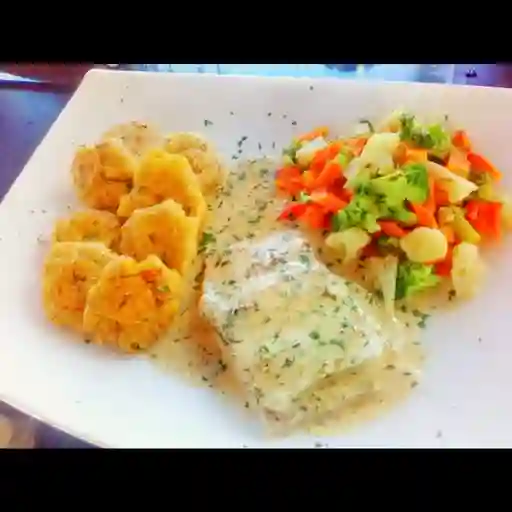 Robalo salsa camarones