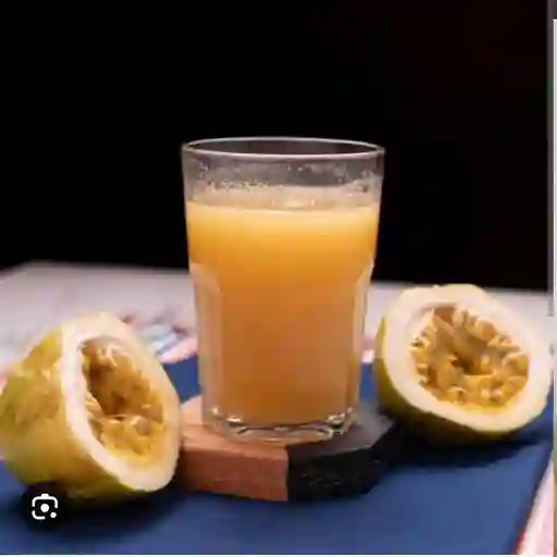 Jugo de maracuyá en agua