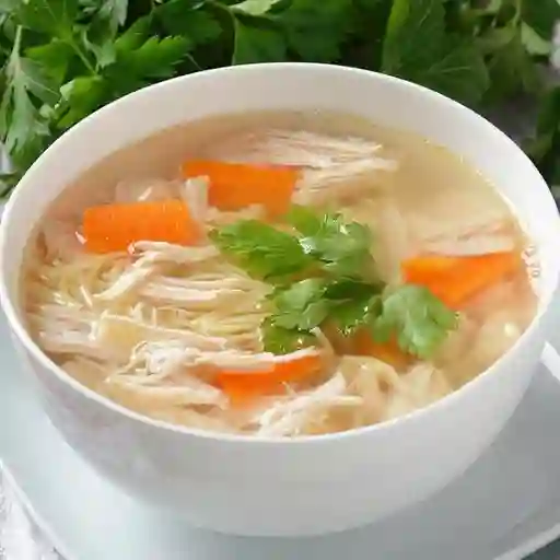 Caldo de pollo desmechado
