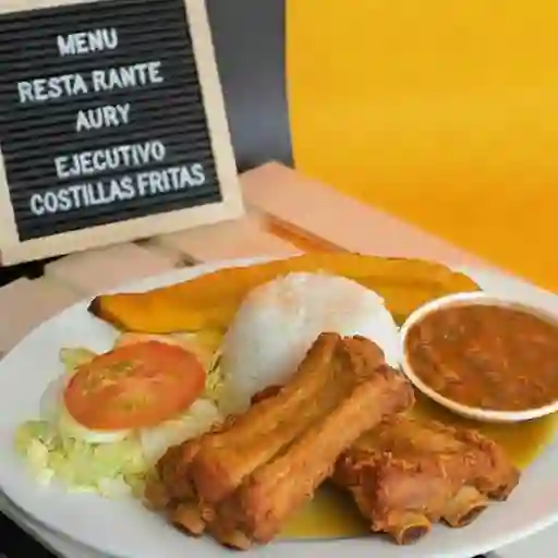 Ejecutivo con costillas de cerdo frita