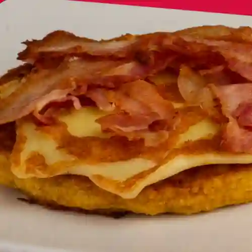Arepa con Mozarella y Tocineta