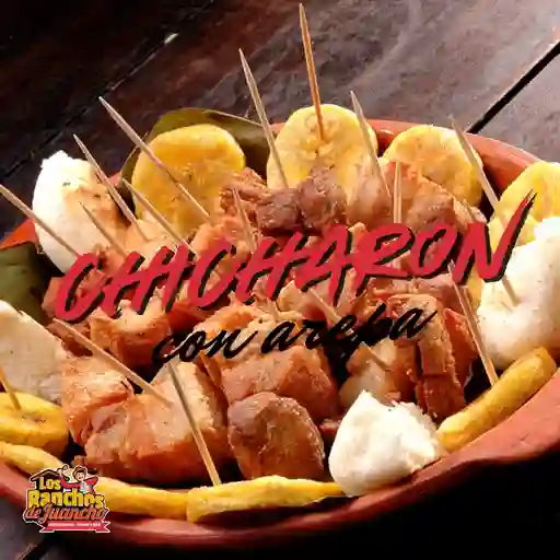 Chicharrón con arepa