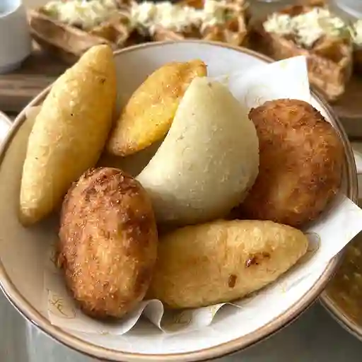 Canasta de fritos tipicos