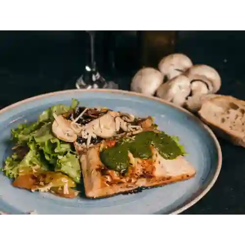 Ensalada de Salmón Al Pesto + Bebida