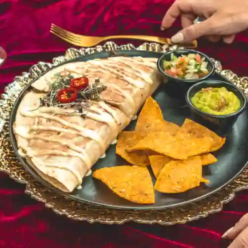 Quesadilla de Pollo y Chicharrón