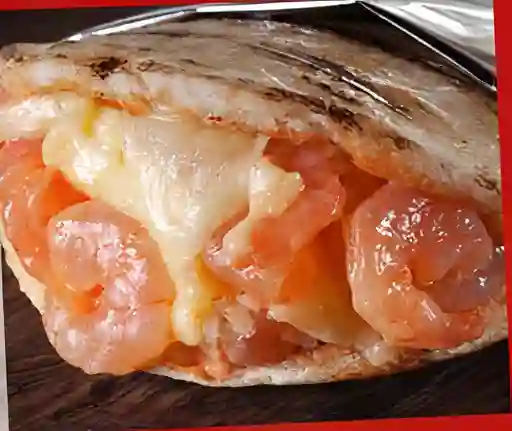 Arepa Rellena de Camarones con Queso y Salsa Rosada