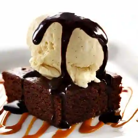 Brownie con Helado y Salsas