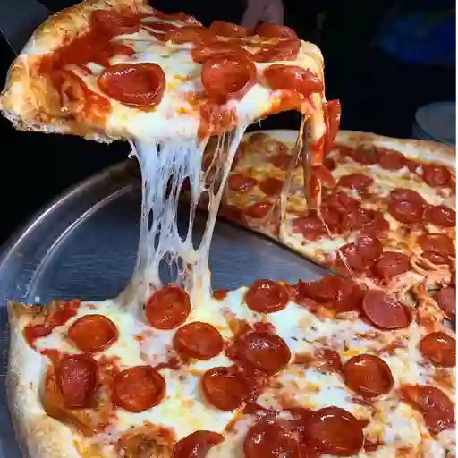 Pizza combinada grande + gaseosa 15 lts