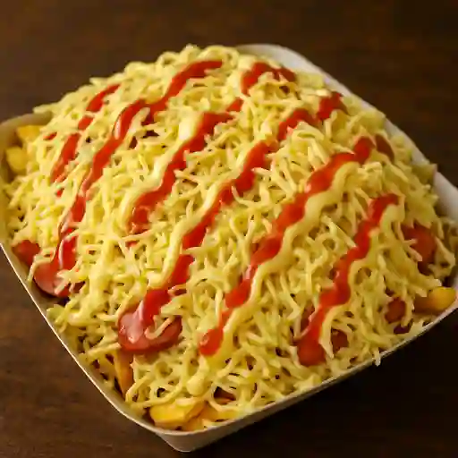 Salchipapa clásica callejera para dos