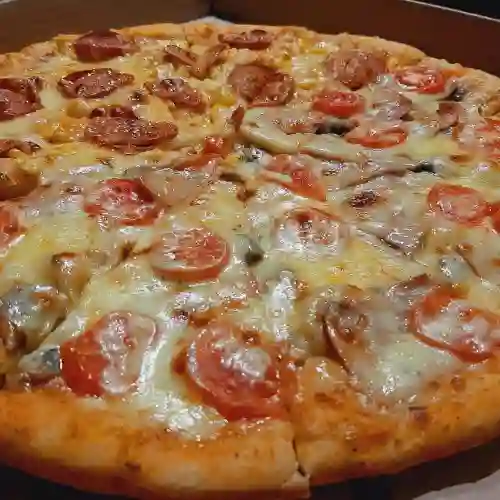 Pizza Capresse con Pollo y Champiñones