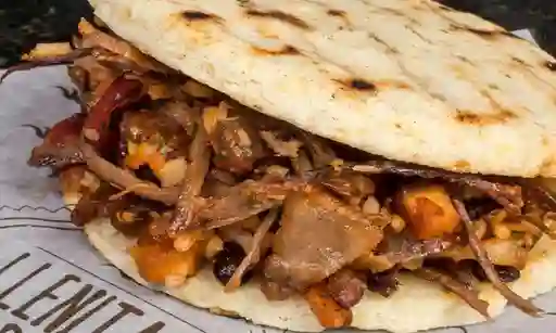 Arepa con Queso y Tajadas Maduritas
