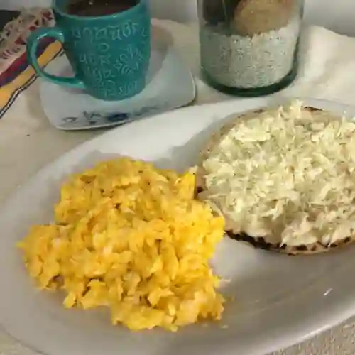 Huevos Revueltos con Arepa Tela y Queso