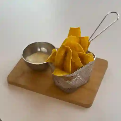 Canasta de platánitos con salsa