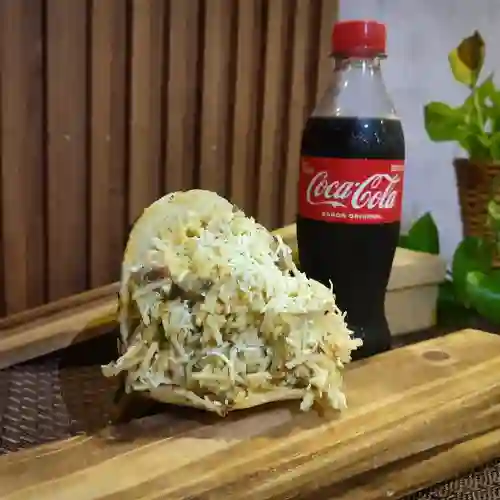 Arepa de Pollo y Coca-Cola
