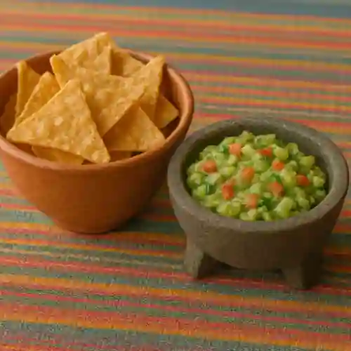 Totopos con Guacamole