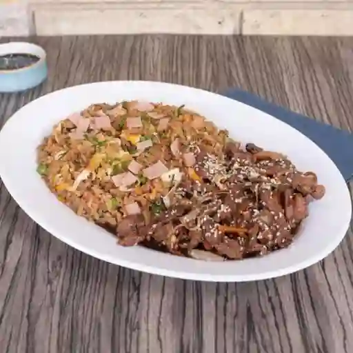 Arroz Tepanyaki Con Carne De Res Y Vegetales