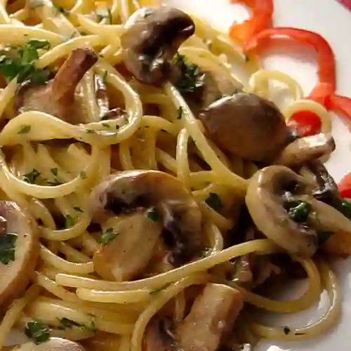 Spaguetti Alfredo con Champiñones