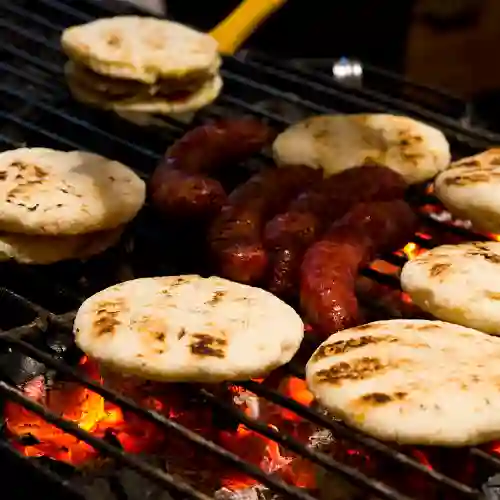 Chorizo Artesanal y Arepa a la Parrilla