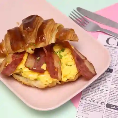 Croissant con Huevo y Tocino