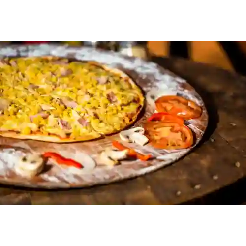 Pizza Maíz Pollo, Tocineta y Parmesano Familiar
