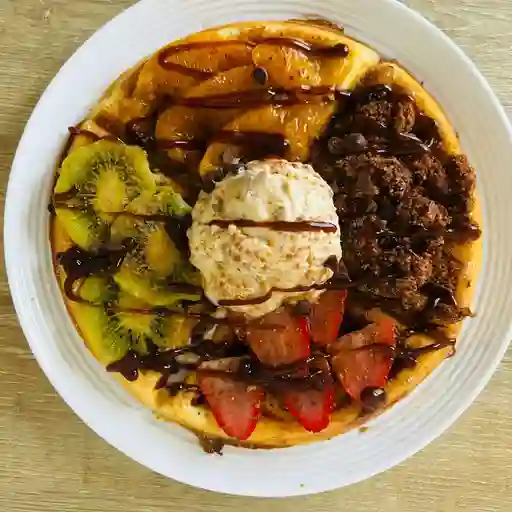 Waffle brownie durazno fresa kiwi helado