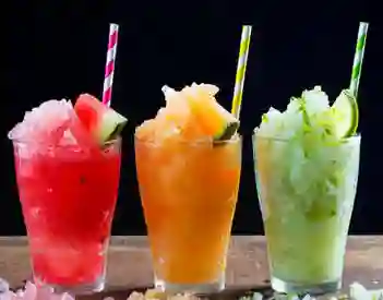 Jugos Naturales ó Granizada en Agua Brisa