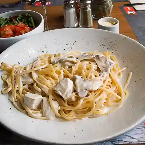 Pasta Pollo con Champiñones