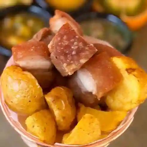 Porción Chicharrón con Papa Casco