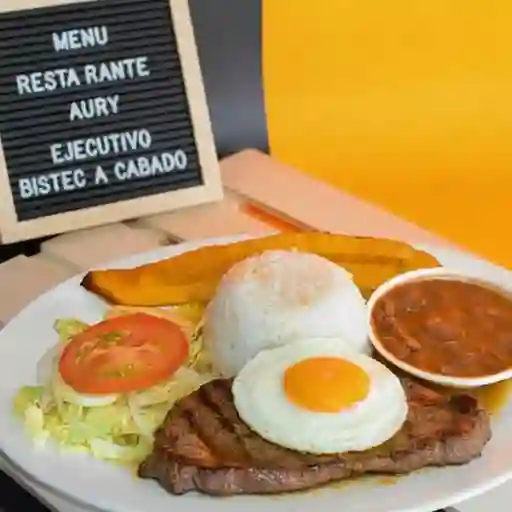 Ejecutivo con bistec a caballo