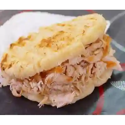 Arepa Loca con Pollo Desmechado