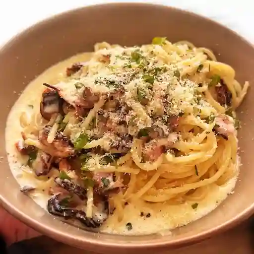 Pasta pollo champiñones +cocacola