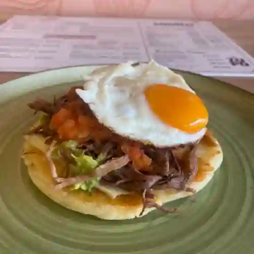 Arepa con Carne y Huevo