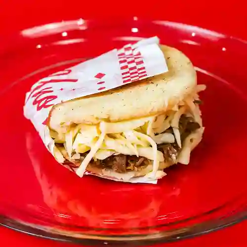 Arepa de Carne Desmechada con Queso