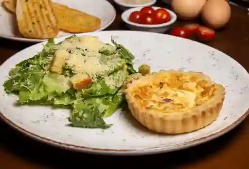 Ensalada Caesar con Quiche