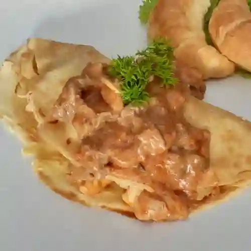 Crepes de Carnes Mixtas en Salsa Rosa con Champiñones