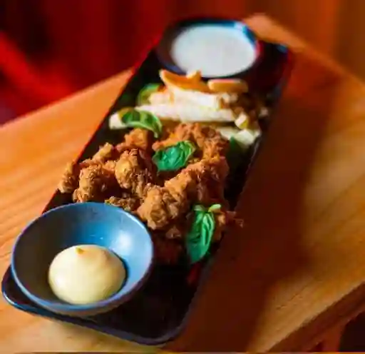 Tenders de pollo apanado más 1 acompañan