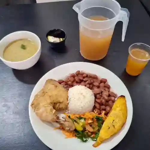 Pollo Frito con Frijoles