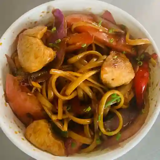 Tallarines saltados con pollo