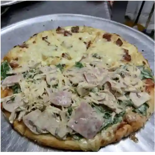 Pizza Del Huerto / Pollo Carbonara