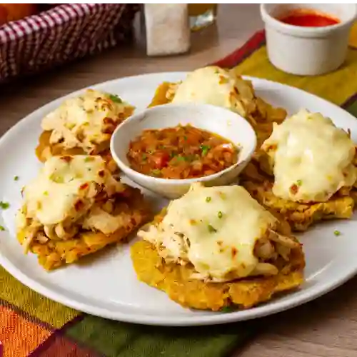 Patacones con Sour Cream y Hogao