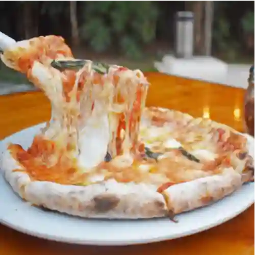 Pizza Margarita en Horno de Barro